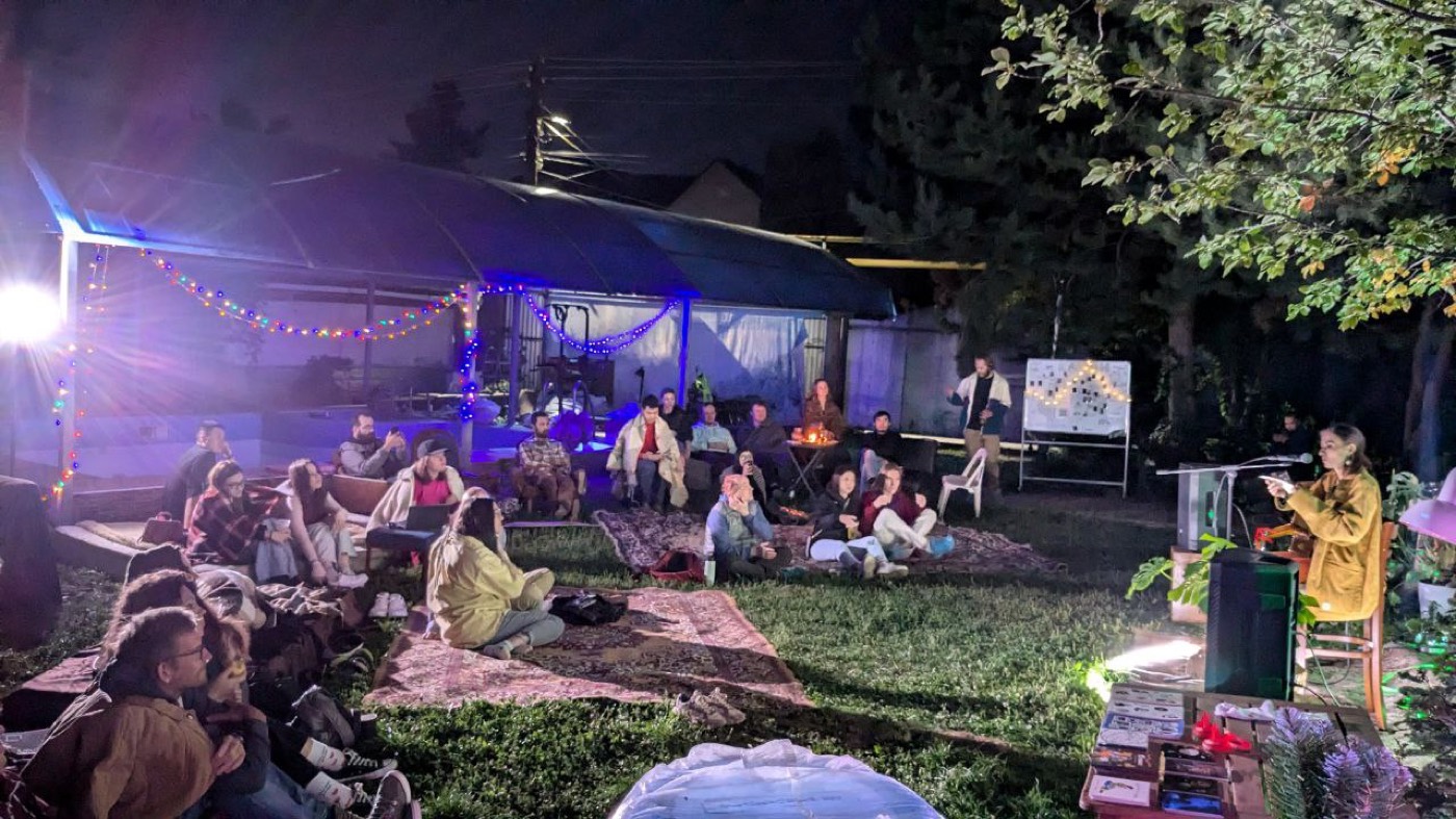 Люди на пледах в саду вечером